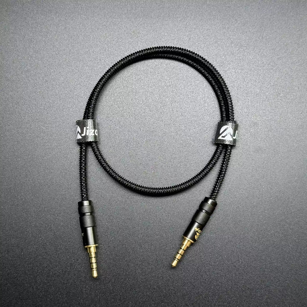 JizaiStyle METASPIRA HUE TRRSケーブル ストレート型、ブラックの編み込みメッシュ素材、金メッキの4極プラグとロゴ入りコネクタを備えた