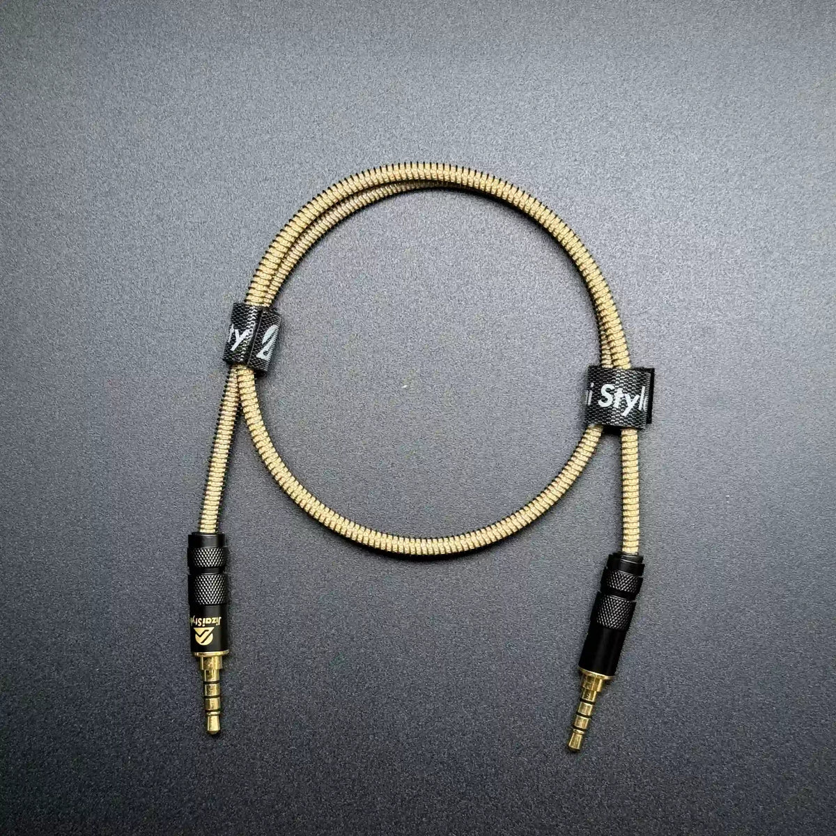 JizaiStyle METASPIRA HUE TRRSケーブル ストレート型、バニラサンド色のスパイラルメッシュ素材、黒いコネクタと金メッキプラグ、