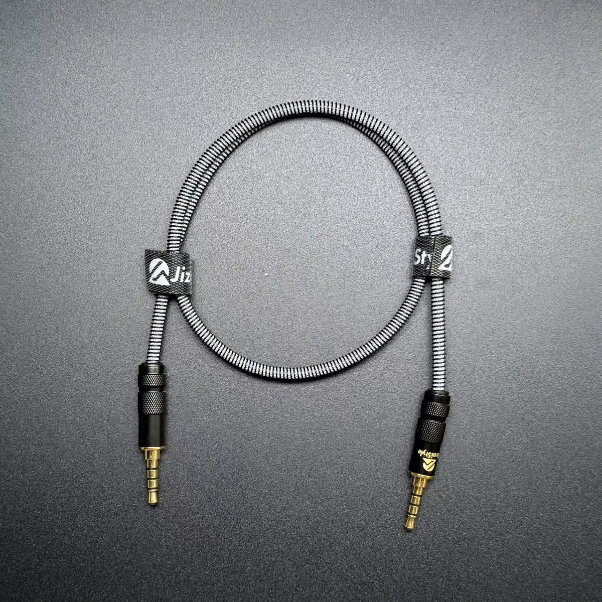 JizaiStyle METASPIRA HUE TRRSケーブル ストレート型、ブラックとアルミニウムグレーの螺旋状メッシュ編みスリーブ、金メッキの3.5mm