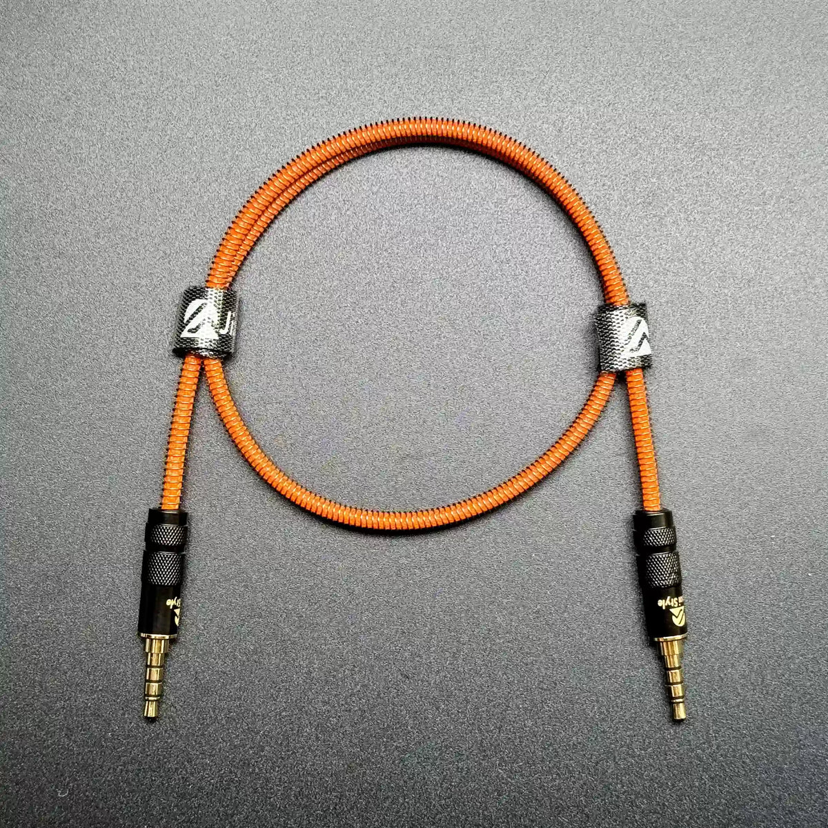 JizaiStyle METASPIRA HUE TRRSケーブル ストレート型、ラバオレンジの螺旋状メッシュスリーブとシルバーの装飾パーツ、金メッキプラグ